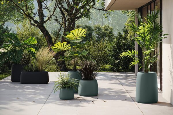 pot extérieur design carré Vondom en situation sur une terrasse