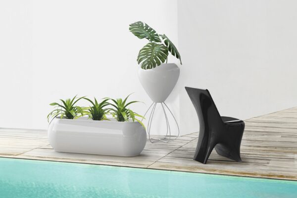 pot extérieur design Pal sur pieds au bord d une piscine, avec une monstera