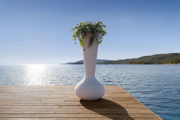 pot géant extérieur Bloom sur un ponton en bois face à la mer