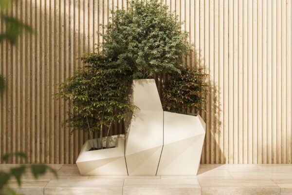 pot géant extérieur Faz Vondom grands pots facettés plantés devant un mur en bois
