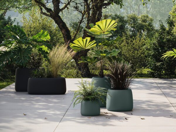 pot terrasse carré Vondom en situation sur une terrasse plantée