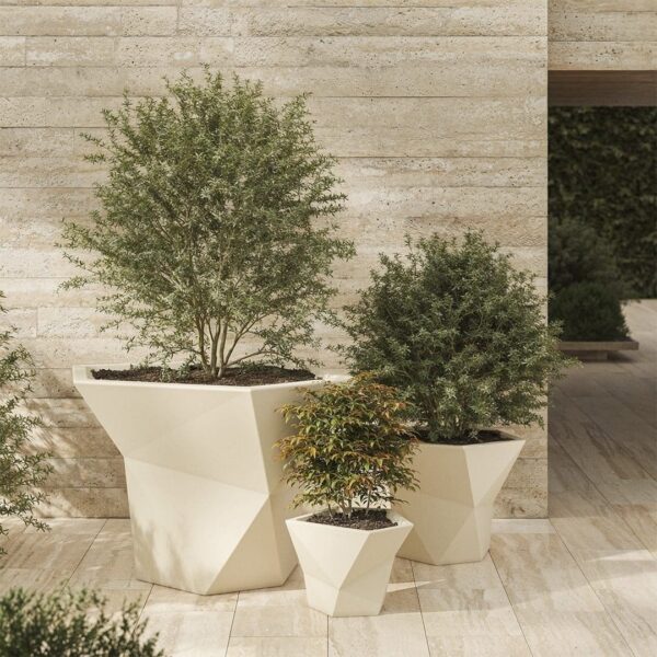 pot terrasse Faz Vondom grands pots pentagonaux plantés sur une terrasse en travertin