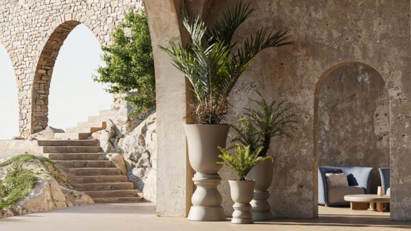pot terrasse Suave Vondom devant une arcade en pierre