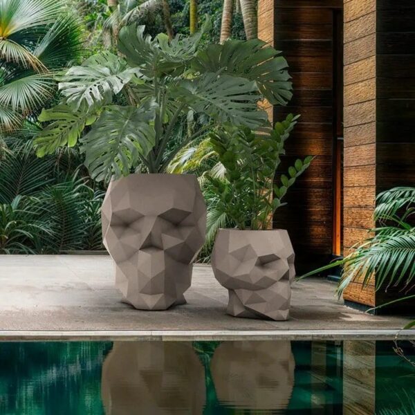 pot tête de mort Skull Vondom deux tailles plantees de monstera