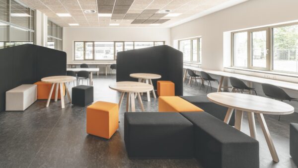 pouf acoustique BuzziCube Flat solo orange et noir, duo et trio dans un espace collaboratif avec tables rondes en bois