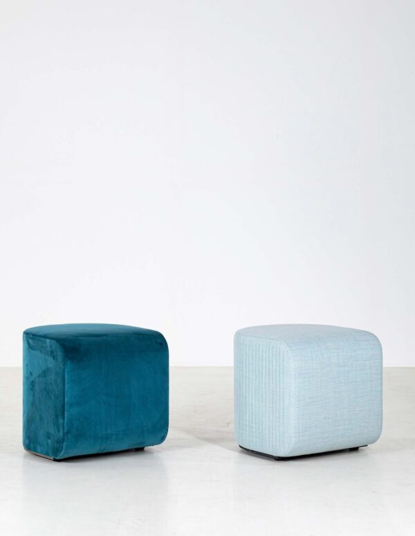 pouf acoustique BuzziDee, version plate en velours bleu canard et version côté 3D en tissu bleu clair, ambiance de studio