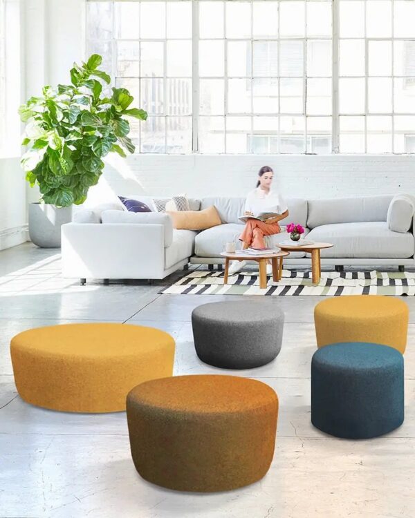 pouf acoustique Slalom Pouf, poufs ronds de plusieurs coloris dans un salon lumineux