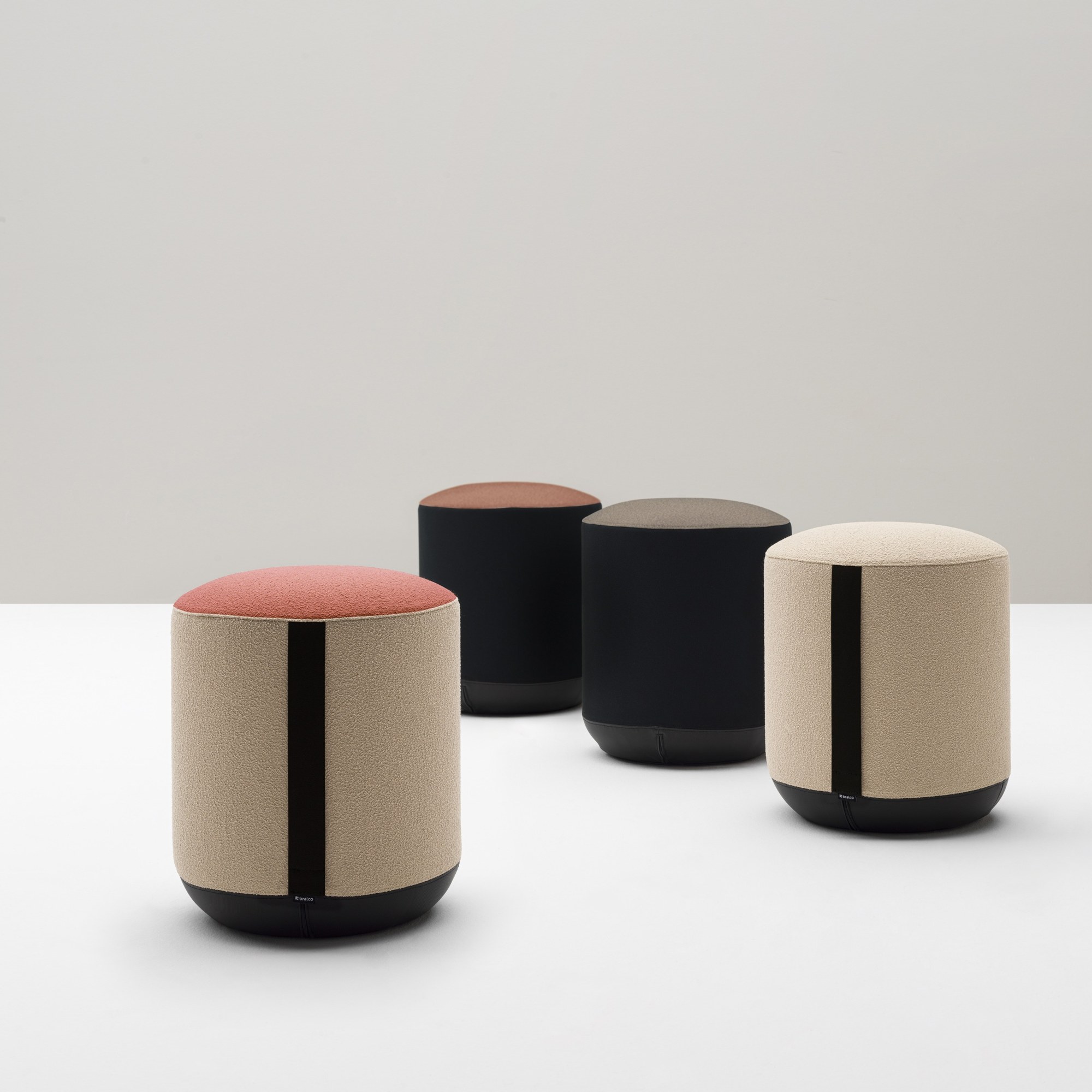 Pouf de bureau Bi par Bralco, 4 formes, bicolore ou bi-matière poufs de bureau Bi Bralco bicolores, dessus corail ou marron et flanc beige ou noir
