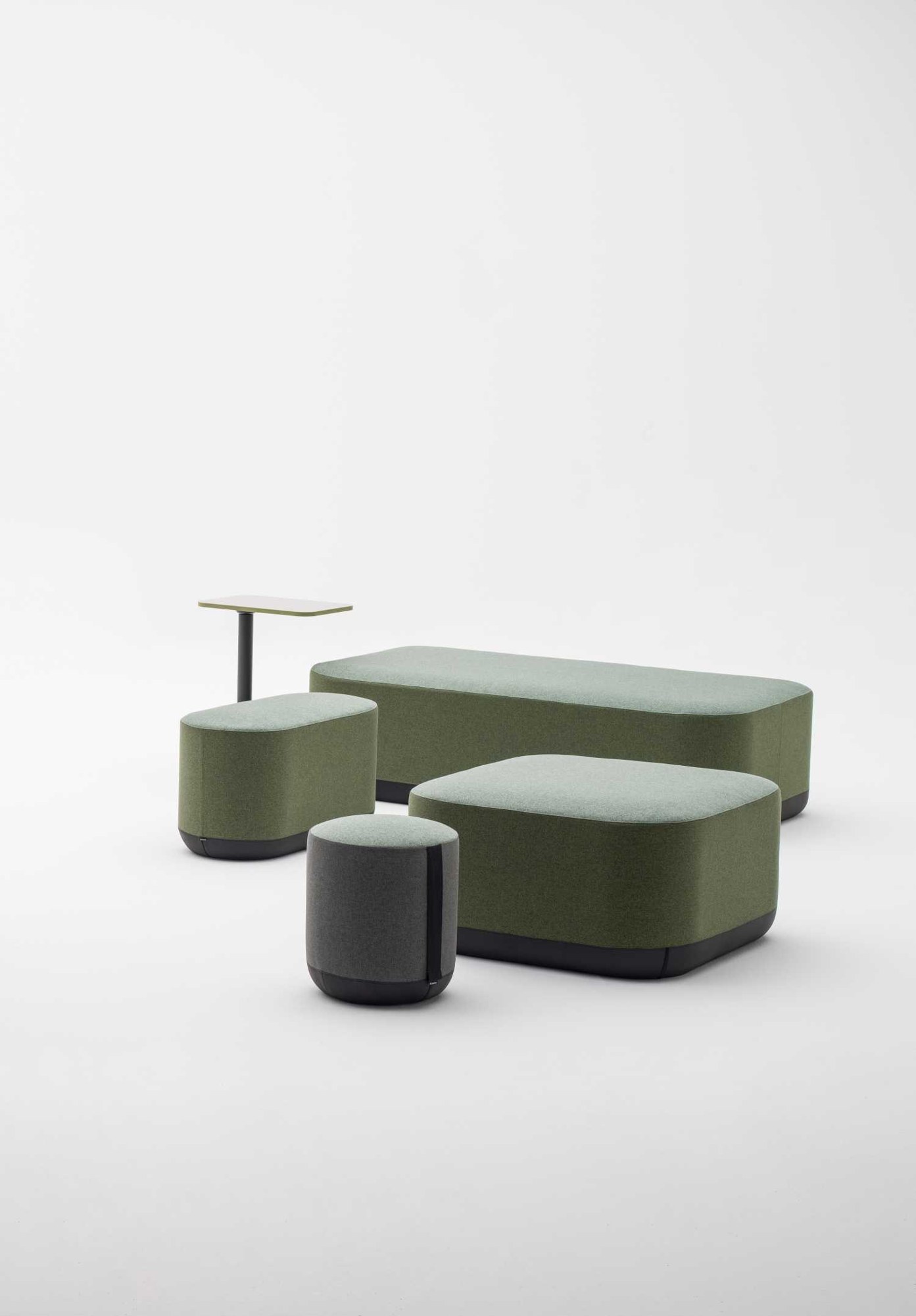 Pouf de bureau Bi par Bralco, 4 formes, bicolore ou bi-matière composition de poufs Bi Bralco ronds, ovales et rectangulaire en tissu vert sauge avec une petite table réglable