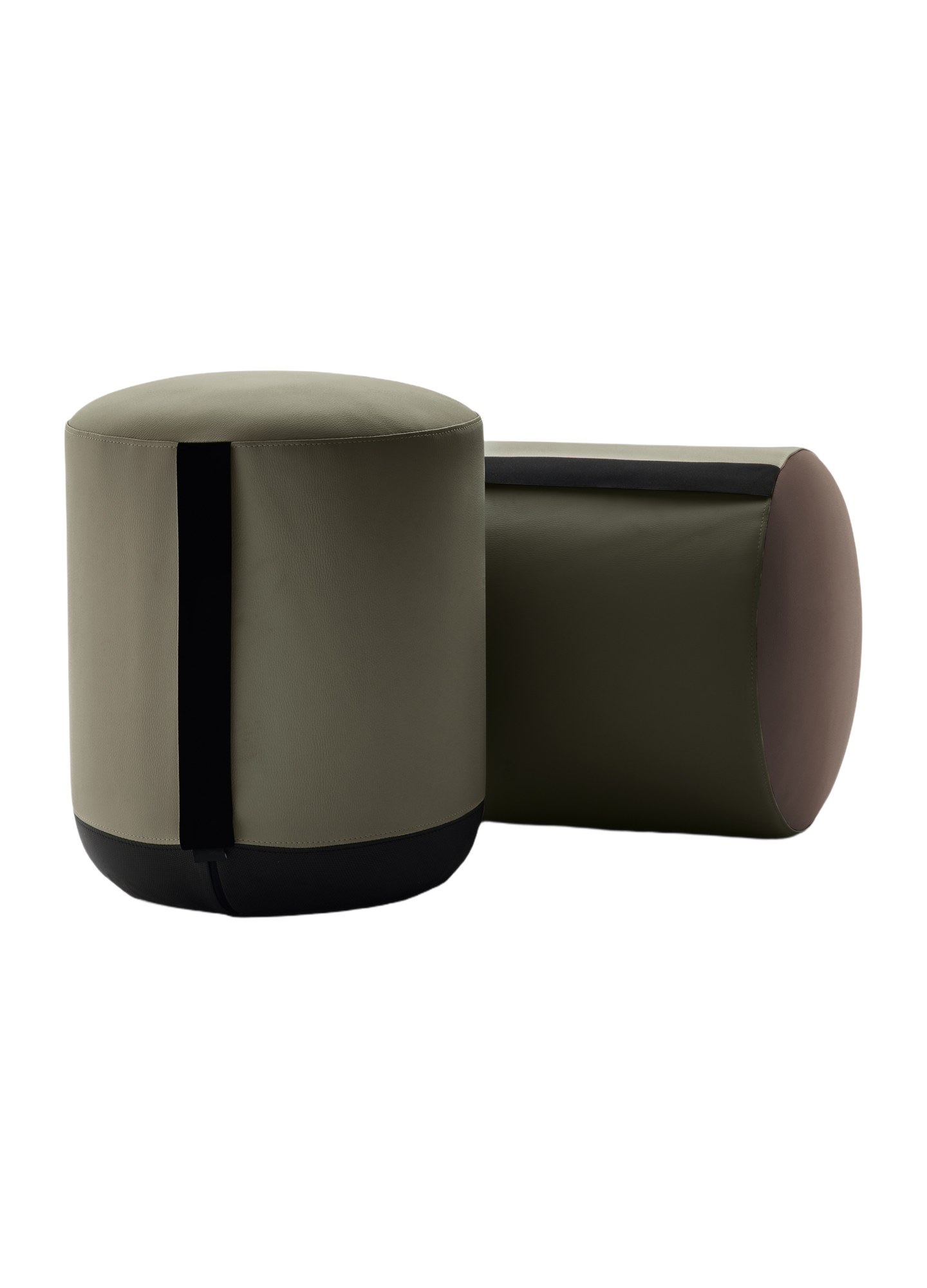 Pouf de bureau Bi par Bralco, 4 formes, bicolore ou bi-matière pouf de bureau Bi Bralco rond en cuir vert olive avec bande noire et base antidérapante, fond blanc