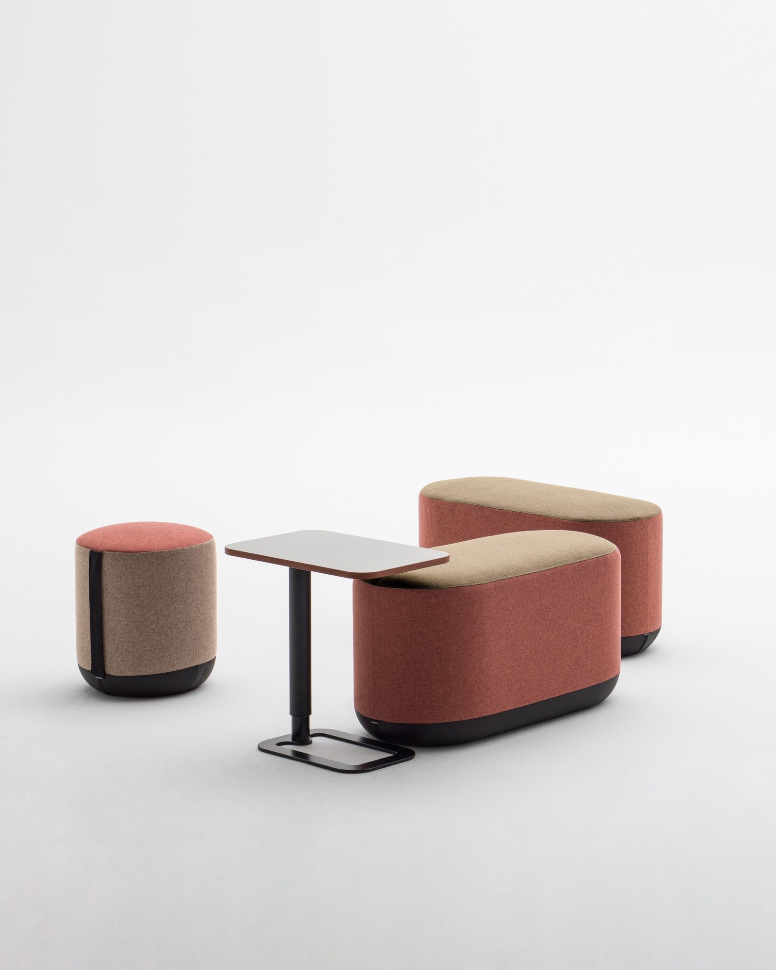 Pouf de bureau Bi par Bralco, 4 formes, bicolore ou bi-matière poufs Bi Bralco rond et ovales en tissu corail et beige avec une petite table réglable