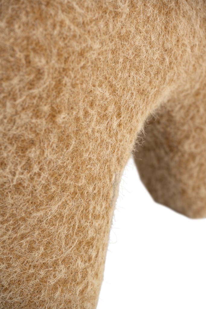 Pouf Kira par Urban Nature Culture, laine brossée ou fausse fourrure pouf Kira Urban Nature Culture, gros plan sur le tissu brossé