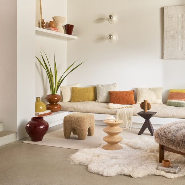 pouf Kira Urban Nature Culture, version brossée dans un salon clair près d'un banc