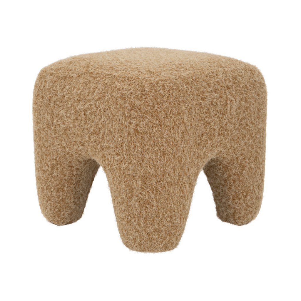 Pouf Kira par Urban Nature Culture, laine brossée ou fausse fourrure pouf Kira Urban Nature Culture, version brossée vue de trois quarts