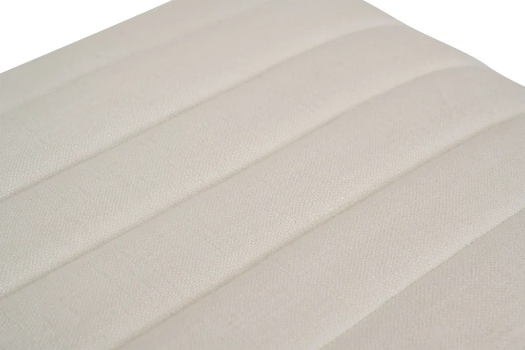 Pouf Lyne par Urban Nature Culture, lin blanc cassé matelassé pouf lin Lyne Urban Nature Culture, gros plan sur le matelassage en lin