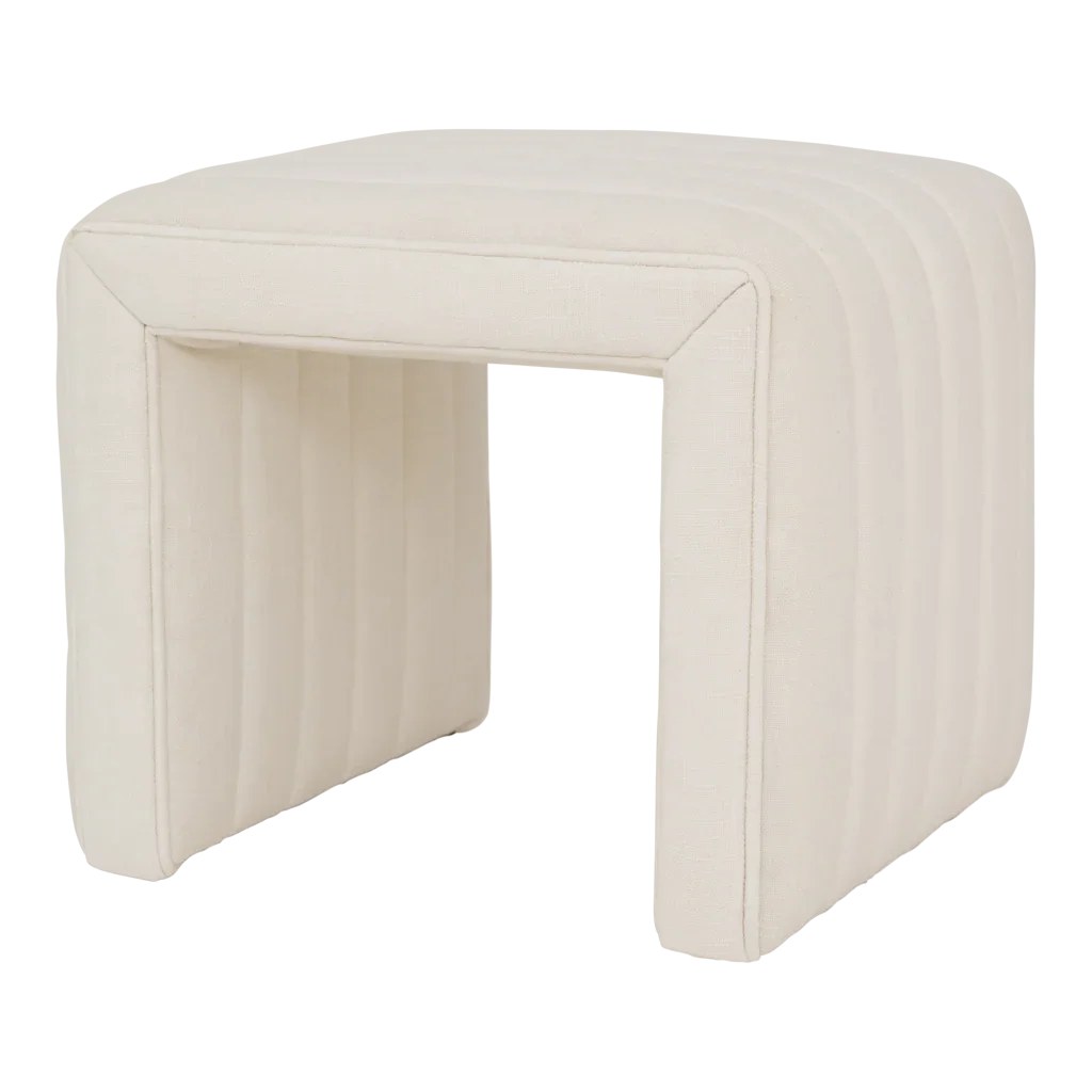 Pouf Lyne par Urban Nature Culture, lin blanc cassé matelassé pouf lin Lyne Urban Nature Culture, vue de trois quarts avec ses piqûres verticales sur fond blanc