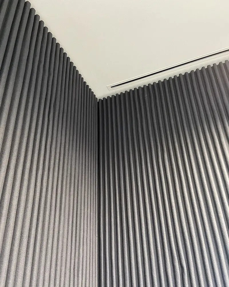 Revêtement mural acoustique Tunnel par Slalom, bandes de feutre revêtement mural acoustique Slalom Tunnel gris, angle de pièce et cannelures verticales