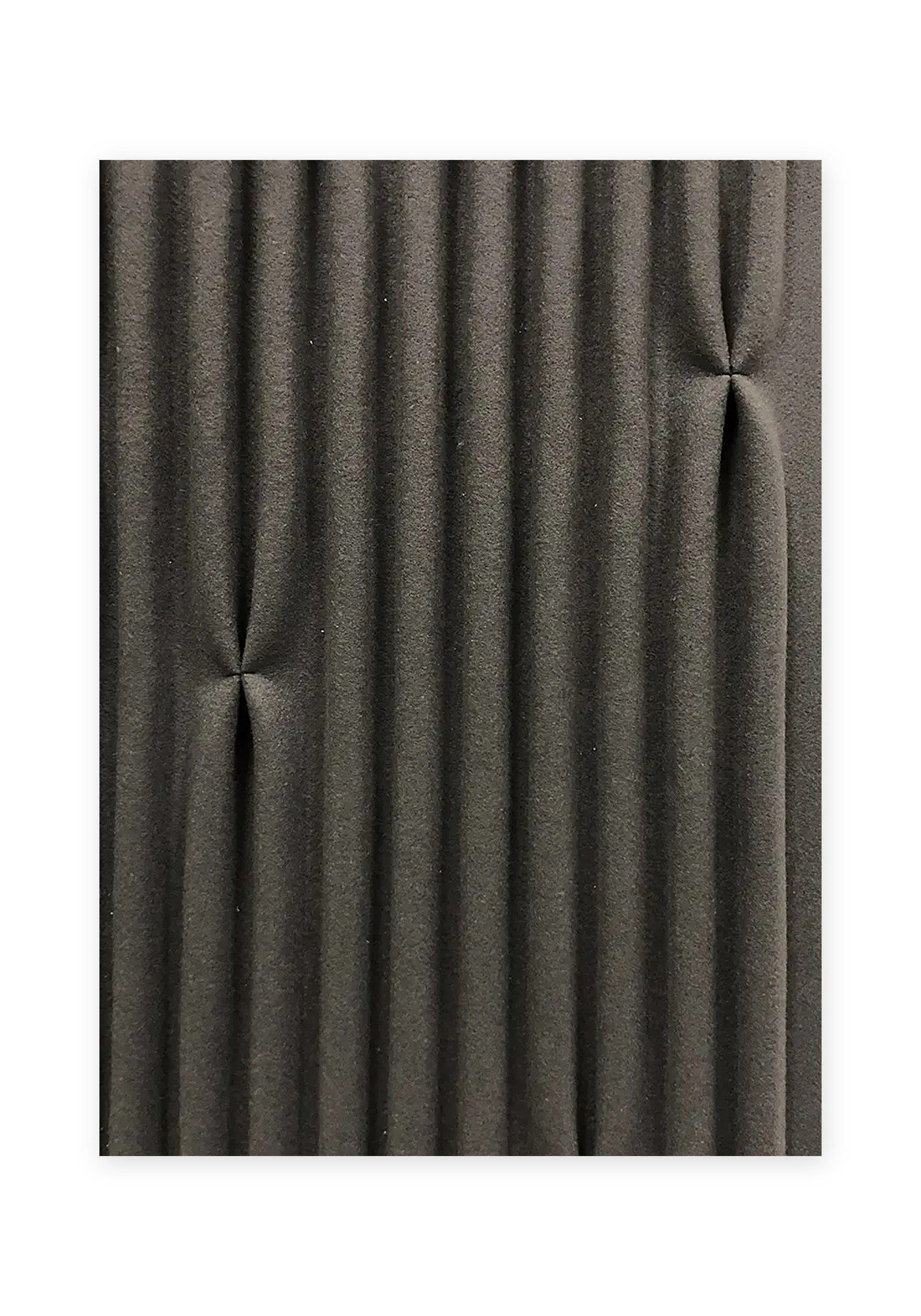Revêtement mural acoustique Tunnel par Slalom, bandes de feutre revêtement mural acoustique Slalom Tunnel en feutre ondulé gris anthracite, fond blanc