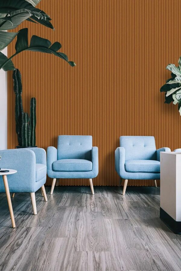 revêtement mural acoustique Slalom Tunnel orange derrière deux fauteuils bleus