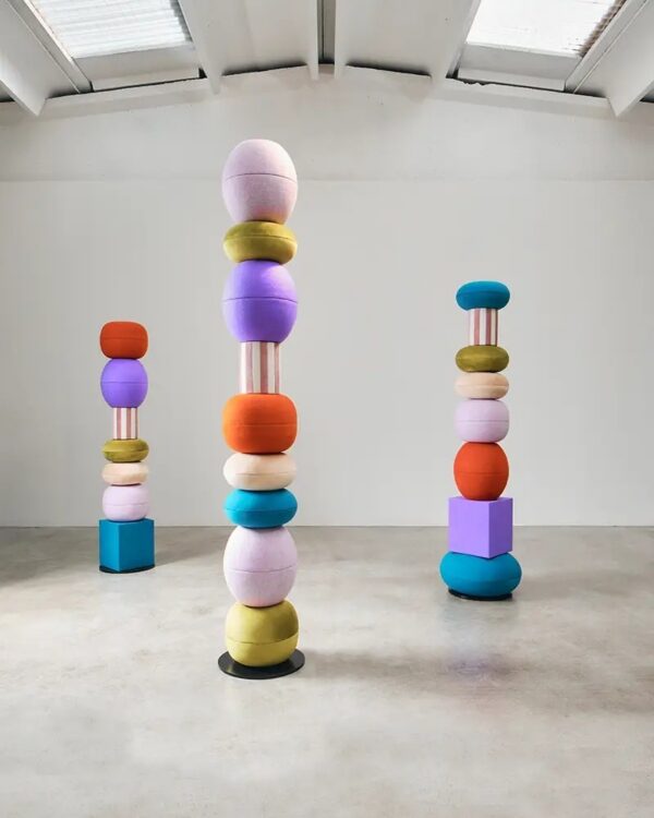 sculpture acoustique Slalom Idol, trois totems dans une grande salle claire