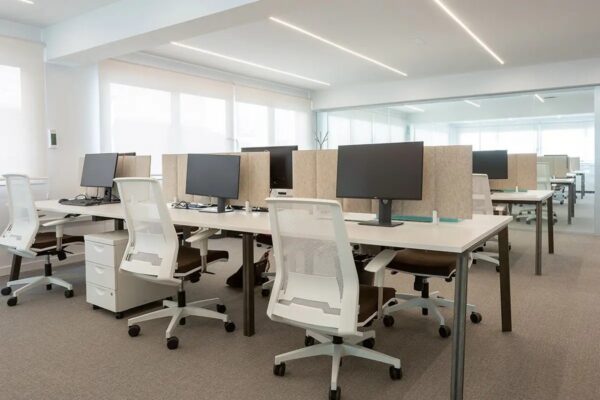 separateur de bureau acoustique Slalom ECOdesk beige sur des bureaux en open space