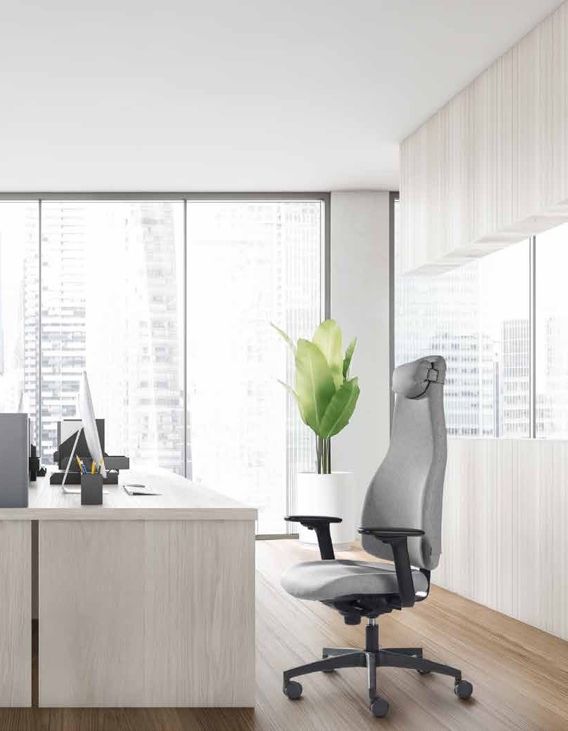 Siège Ergonomique à Haut Dossier et Têtière, Assise Coulissante Siège ergonomique à haut dossier et têtière en tissu gris clair devant un bureau
