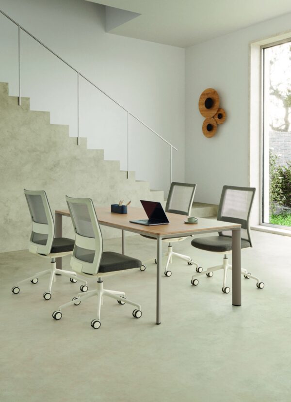 siège ergonomique Inclass Itek Pro autour de la table dans un bureau avec escalier