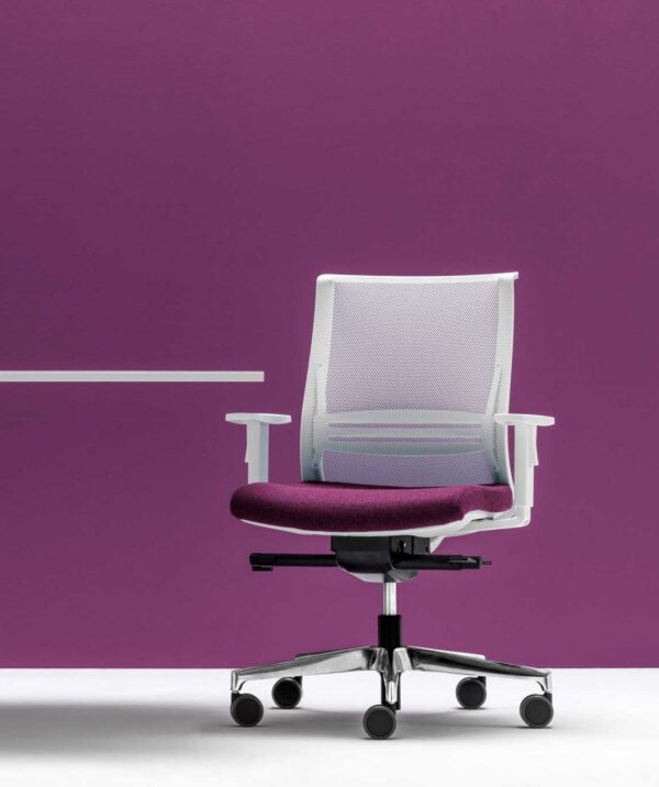 siège opérationnel Yes Bralco à structure blanche et assise tissu violet, base aluminium poli
