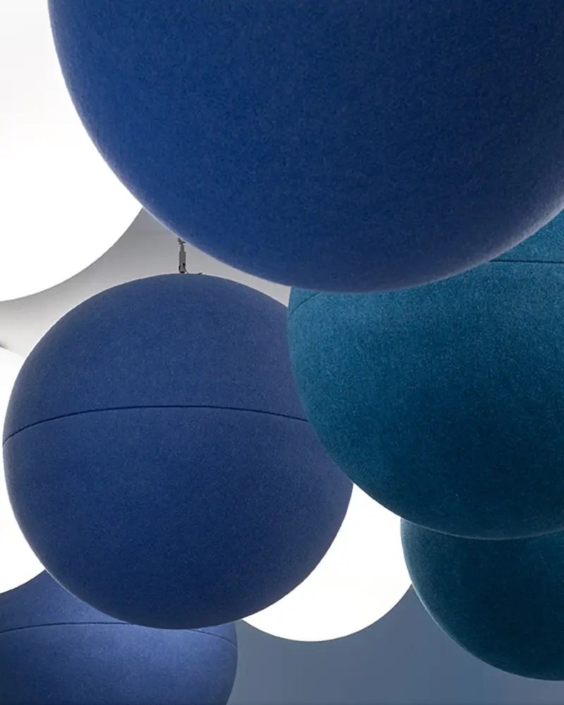 Sphère acoustique suspendue Sphere par Slalom, Ø 30, 50 ou 70 cm sphere acoustique suspendue Slalom Sphere en boules bleues, detail de la matiere