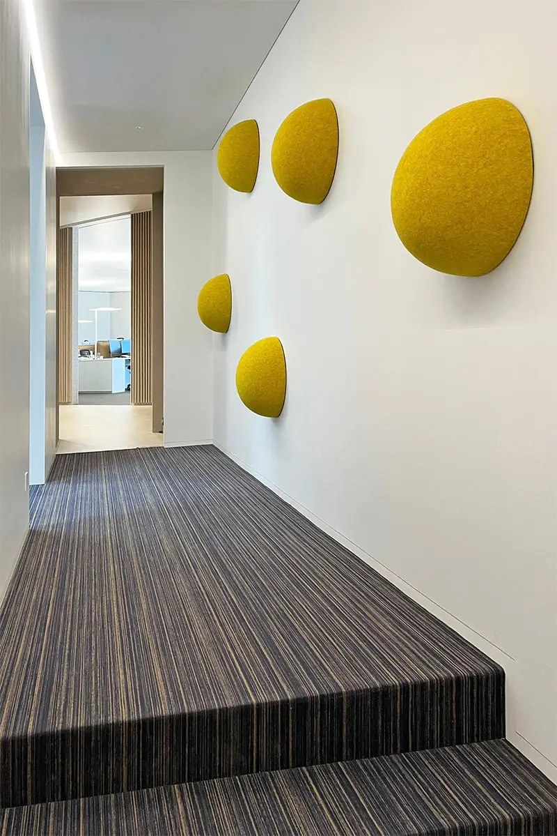 Sphère acoustique suspendue Sphere par Slalom, Ø 30, 50 ou 70 cm sphere acoustique Slalom Sphere en domes jaunes sur le mur d un couloir