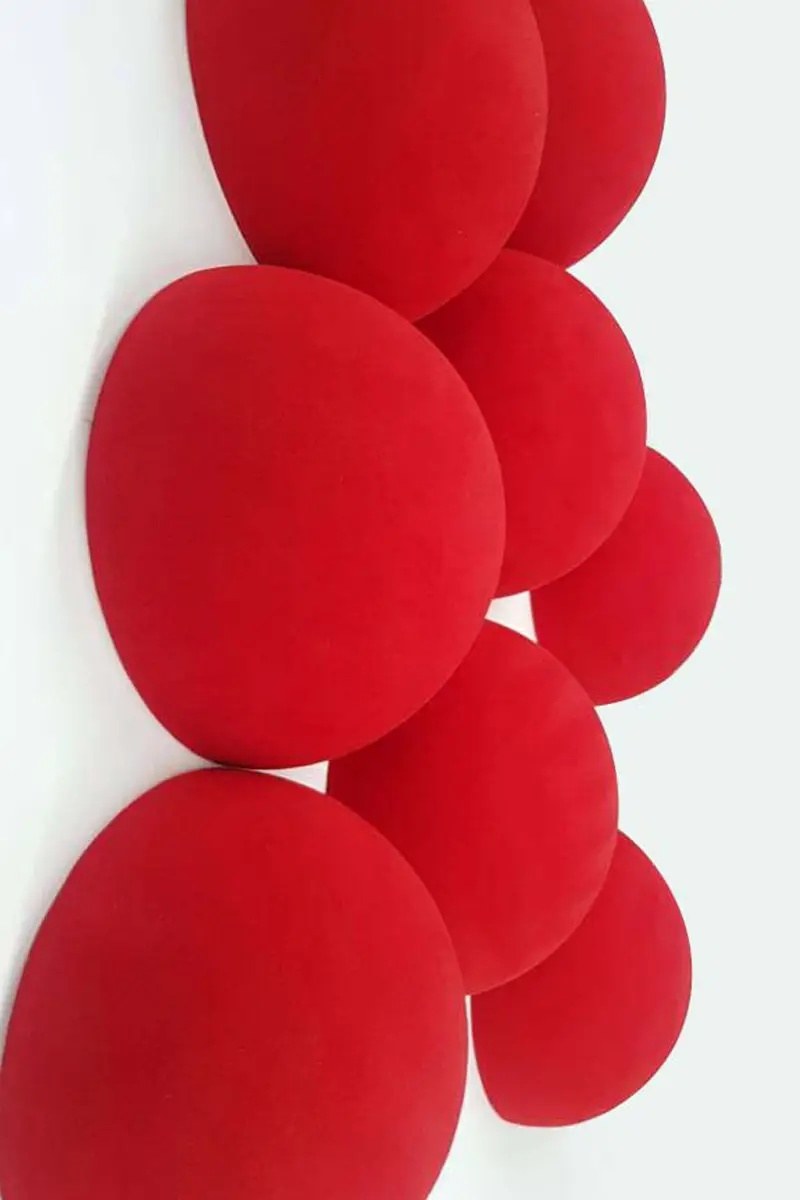 Sphère acoustique suspendue Sphere par Slalom, Ø 30, 50 ou 70 cm sphere acoustique Slalom Sphere en domes rouges fixes sur un mur blanc