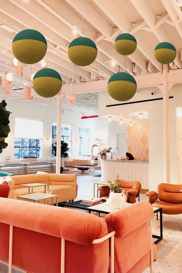sphere acoustique suspendue Slalom Sphere bicolore au plafond d un salon corail