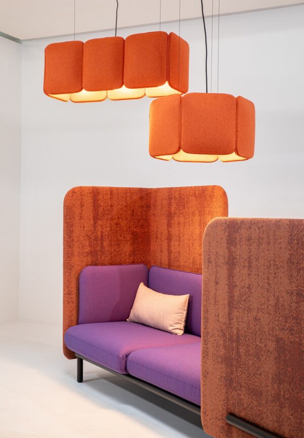 suspension acoustique BuzziChicle Light orange, rectangulaire et ronde, au-dessus d un canapé