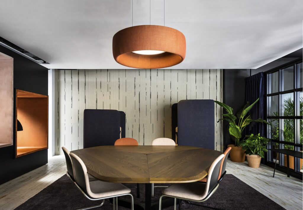 Luminaires acoustiques professionnels Suspension acoustique BuzziJet au-dessus d'une table de réunion