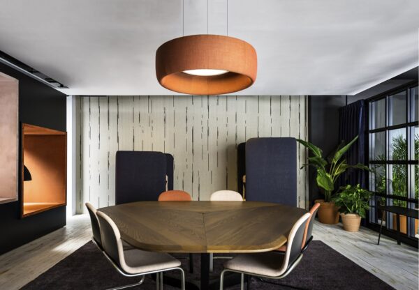 suspension acoustique BuzziJet en tissu orange au-dessus d une table de réunion