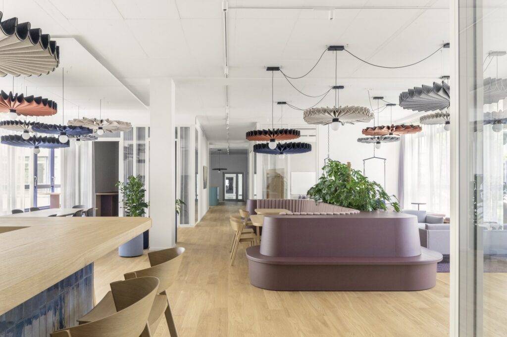 Luminaires acoustiques professionnels Suspensions acoustiques BuzziPleat Light dans un open space