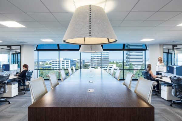 suspension acoustique BuzziShade en feutre gris au-dessus d une longue table de réunion