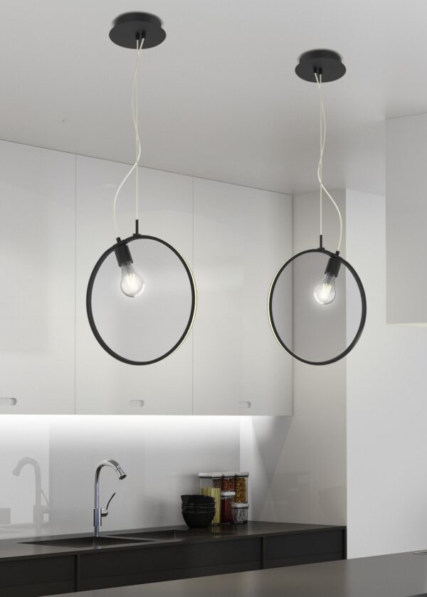suspension anneau métal noires en duo dans une cuisine blanche