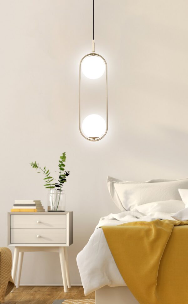 suspension anneau ovale globes opale laiton deux globes pres d un lit dans une chambre
