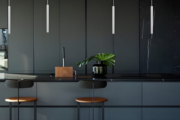 Suspension Asta LED blanche, tubes suspendus au-dessus d'un îlot de cuisine
