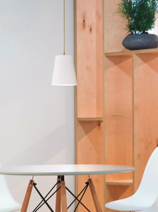 suspension Astra abat-jour conique blanc en situation près de la table ronde et du meuble en bois clair