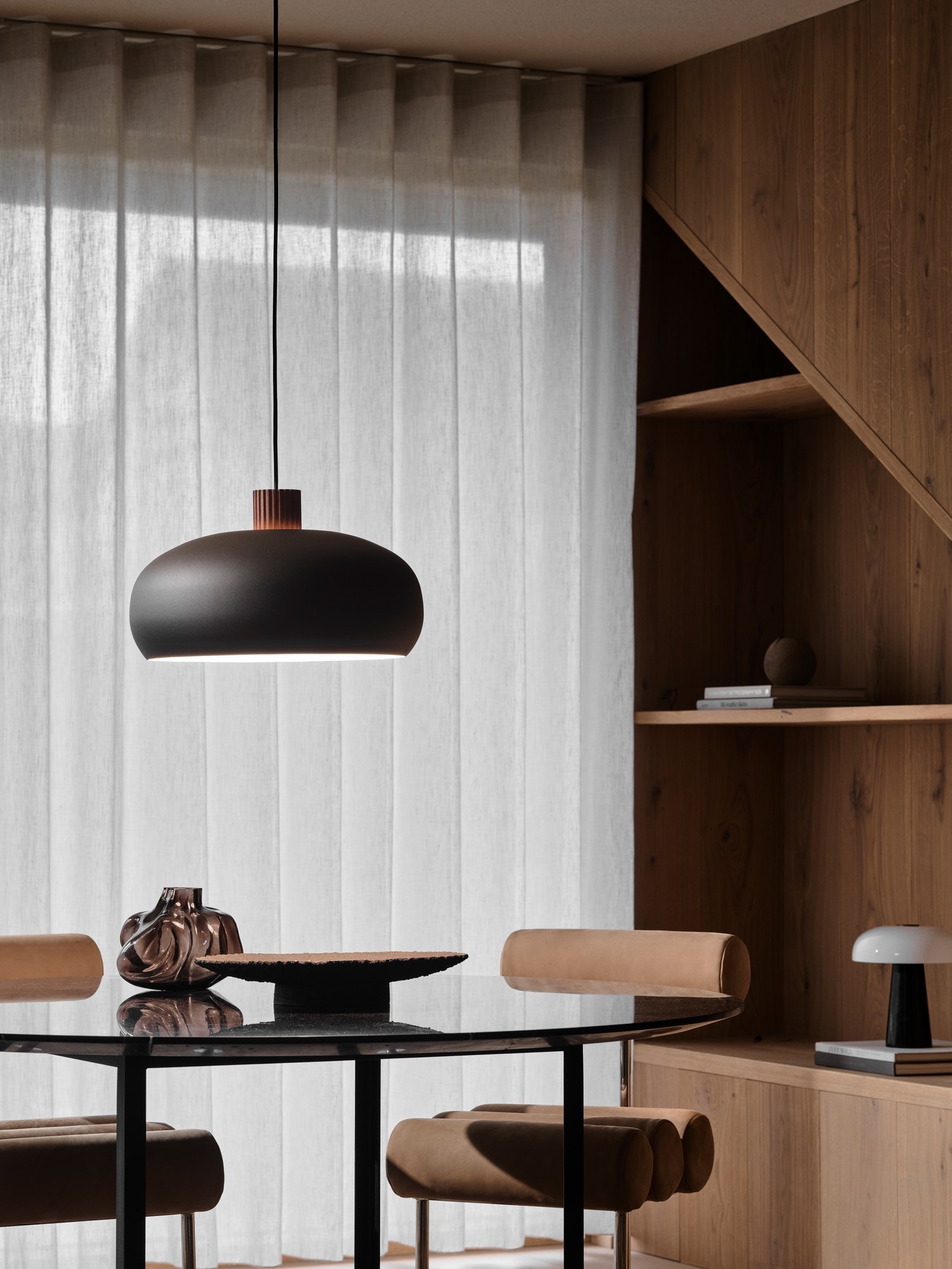 Suspension Aurelio en métal noir et bois par Design For The People suspension Aurelio au-dessus d une table dans une salle à manger en bois