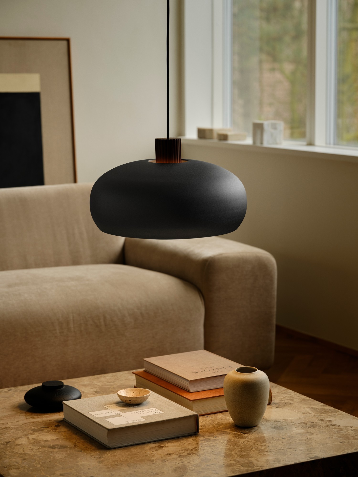 Suspension Aurelio en métal noir et bois par Design For The People suspension Aurelio au-dessus d une table basse dans un salon beige