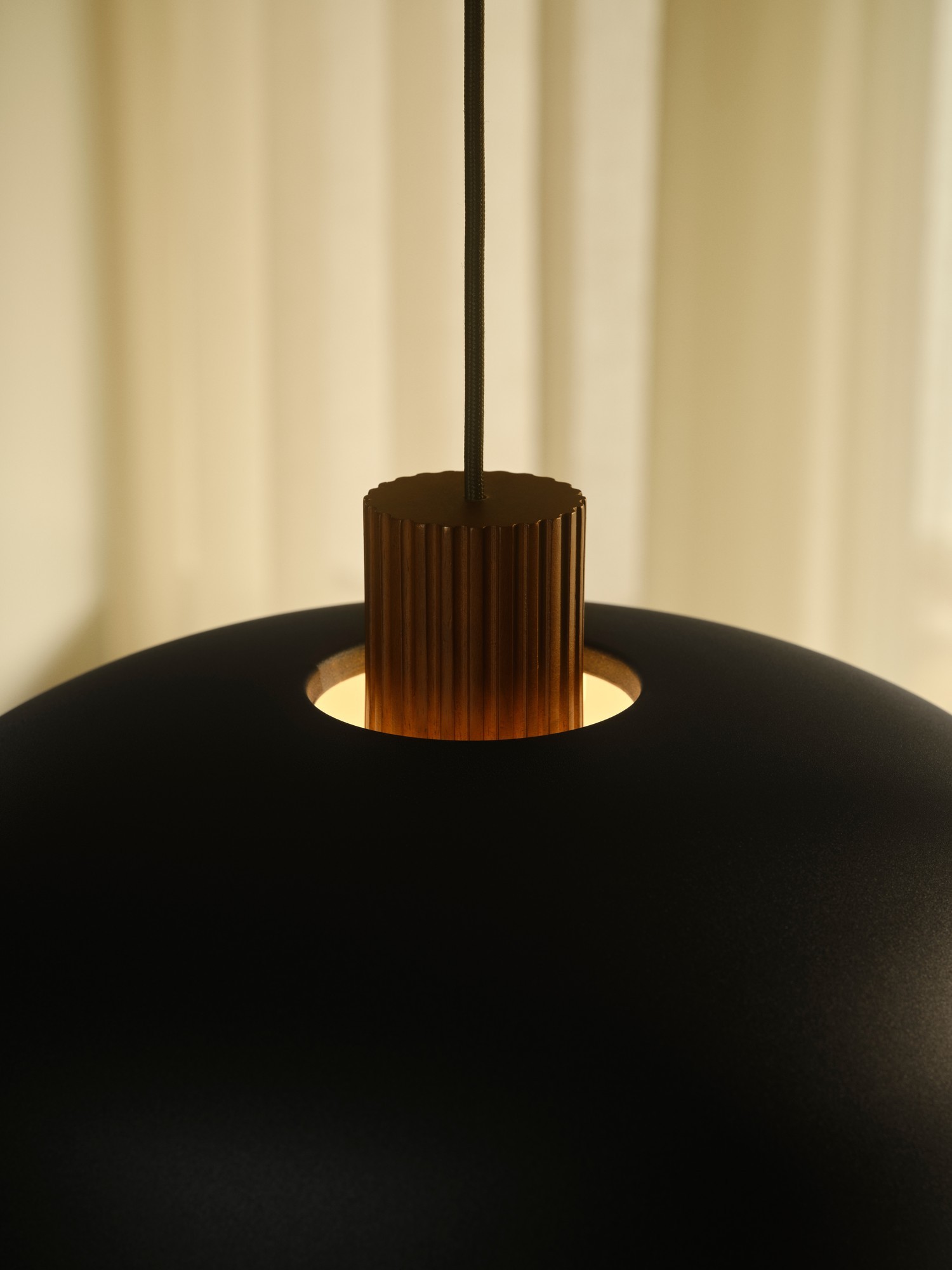 Suspension Aurelio en métal noir et bois par Design For The People suspension Aurelio, détail du sommet en bois strié et de la lumière autour