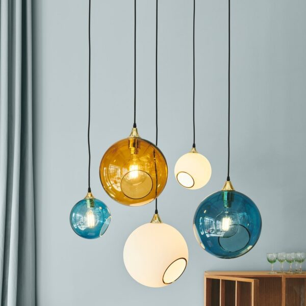 suspension Ballroom Design by Us, plusieurs sphères en verre coloré suspendues à des hauteurs différentes