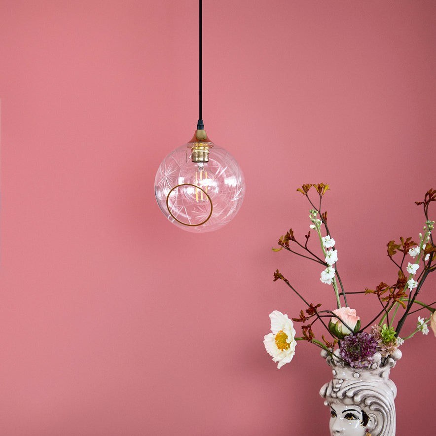 Suspension Ballroom par Design by Us, verre soufflé, Ø20 ou Ø32 cm suspension Ballroom Design by Us, verre transparent taillé Diamond Cut sur un mur rose