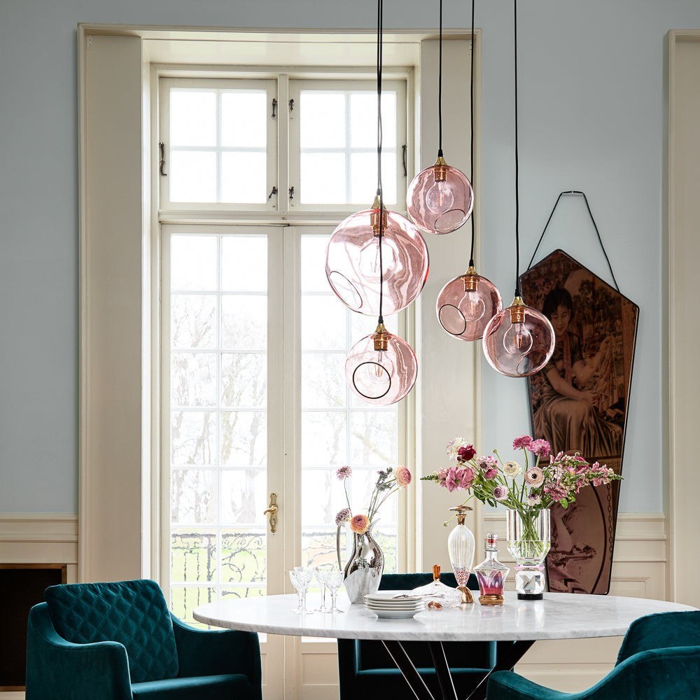 Suspension Ballroom par Design by Us, verre soufflé, Ø20 ou Ø32 cm suspension Ballroom Design by Us, en grappe devant une fenêtre, verre rose