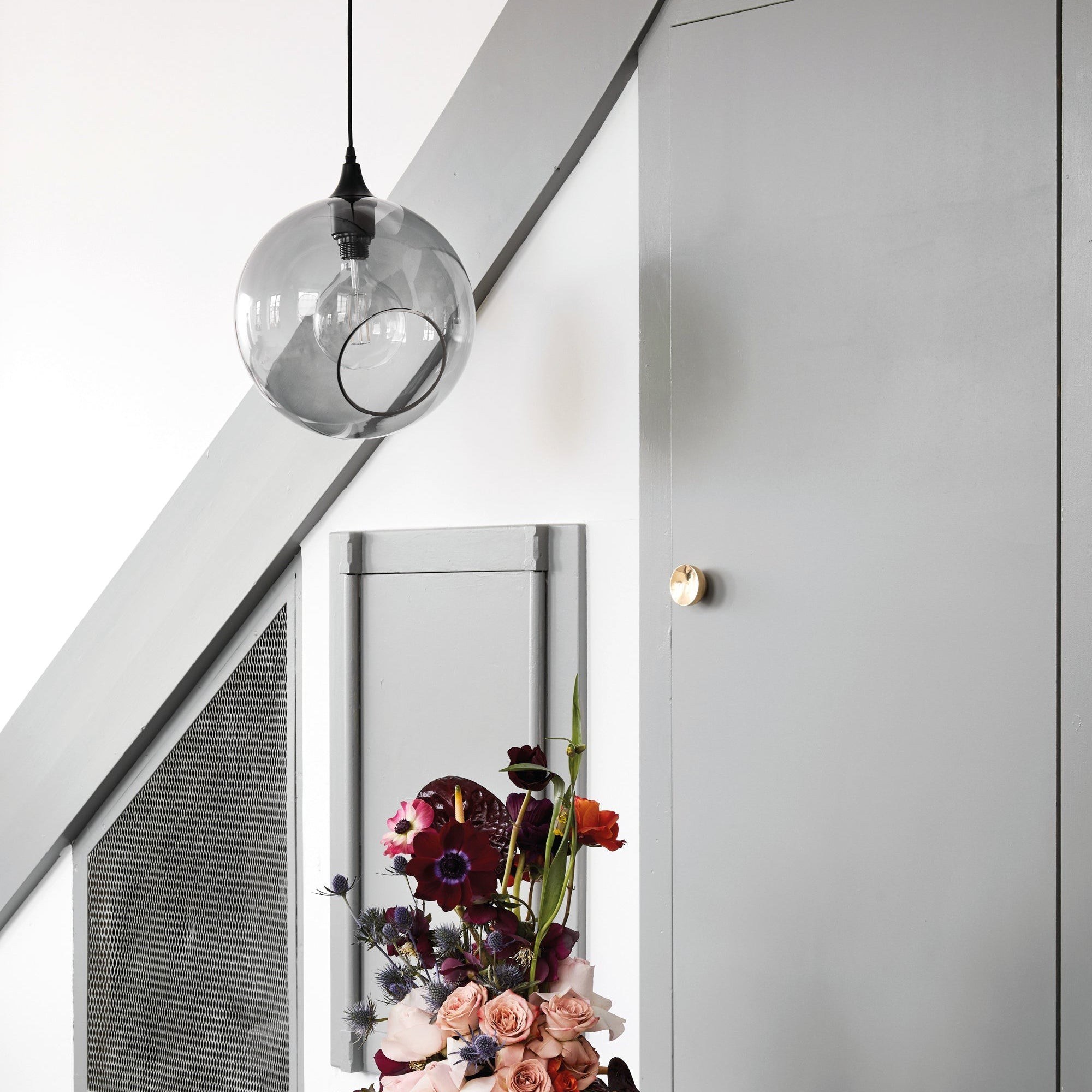 Suspension Ballroom par Design by Us, verre soufflé, Ø20 ou Ø32 cm suspension Ballroom Design by Us, version XL de 32 cm en verre gris fumé