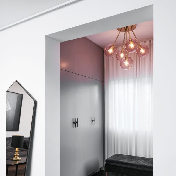 suspension Ballroom Molecule Design by Us, lustre à 5 globes en verre rose dans une alcôve