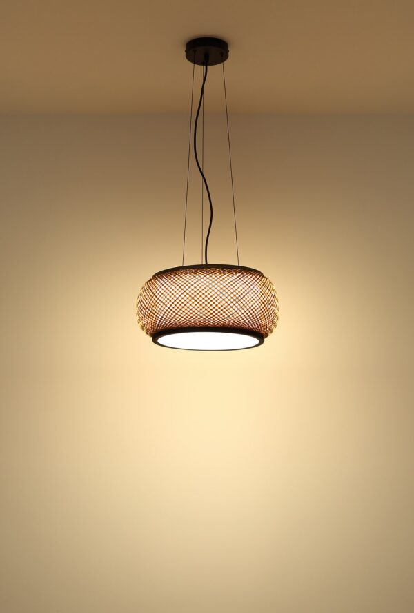 Luminaire tissu : suspensions, lampes et abat-jour en tissu suspension bambou LED 1 abat-jour allumée, lumière chaude sur le plafond